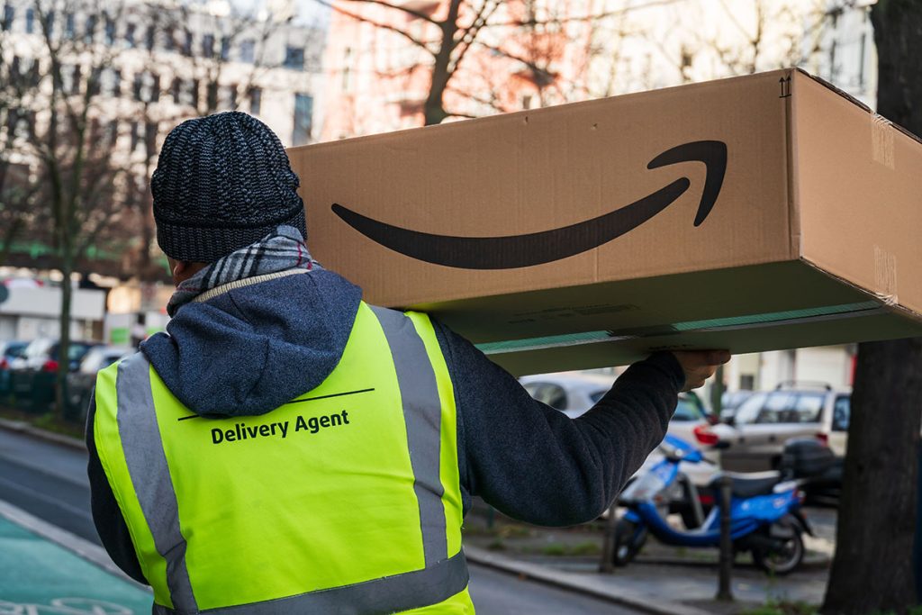Mulher recebe mais de 50 pacotes não solicitados da Amazon; entenda