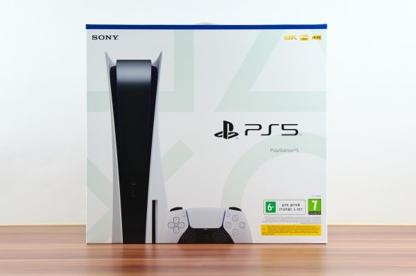 Imagem mostra a caixa do PlayStation 5