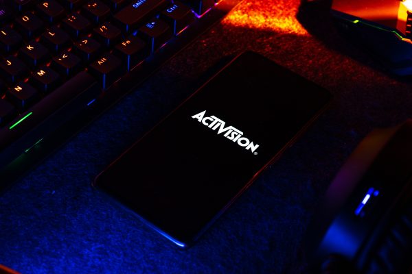 Imagem mostra o logotipo da Activison visto da tela de um celular