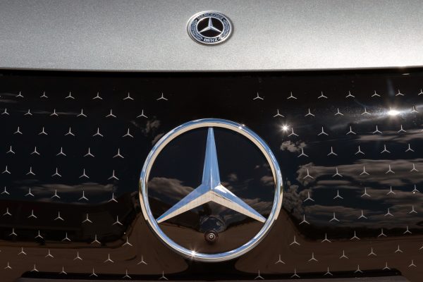 Imagem mostra a frente de um carro com o símbolo da Mercedes-Benz