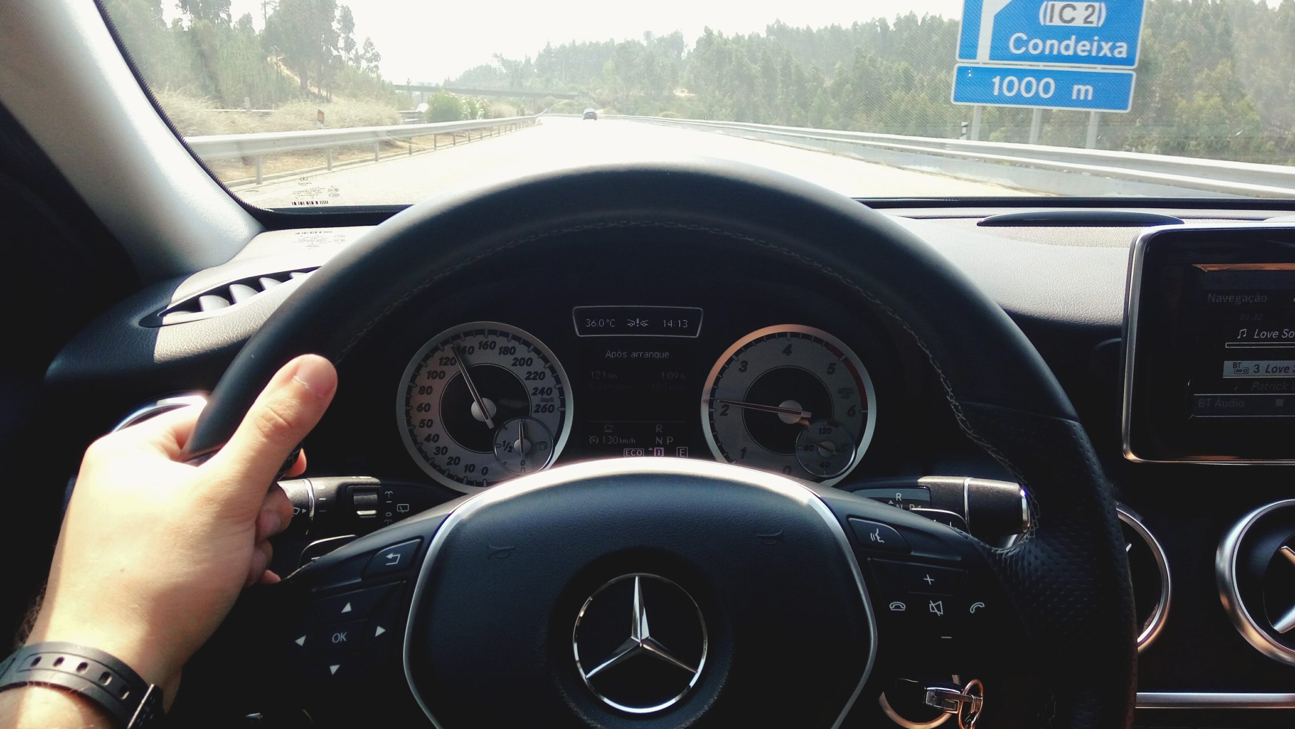 Imagem mostra um volante de um carro com o símbolo da Mercedes-Benz