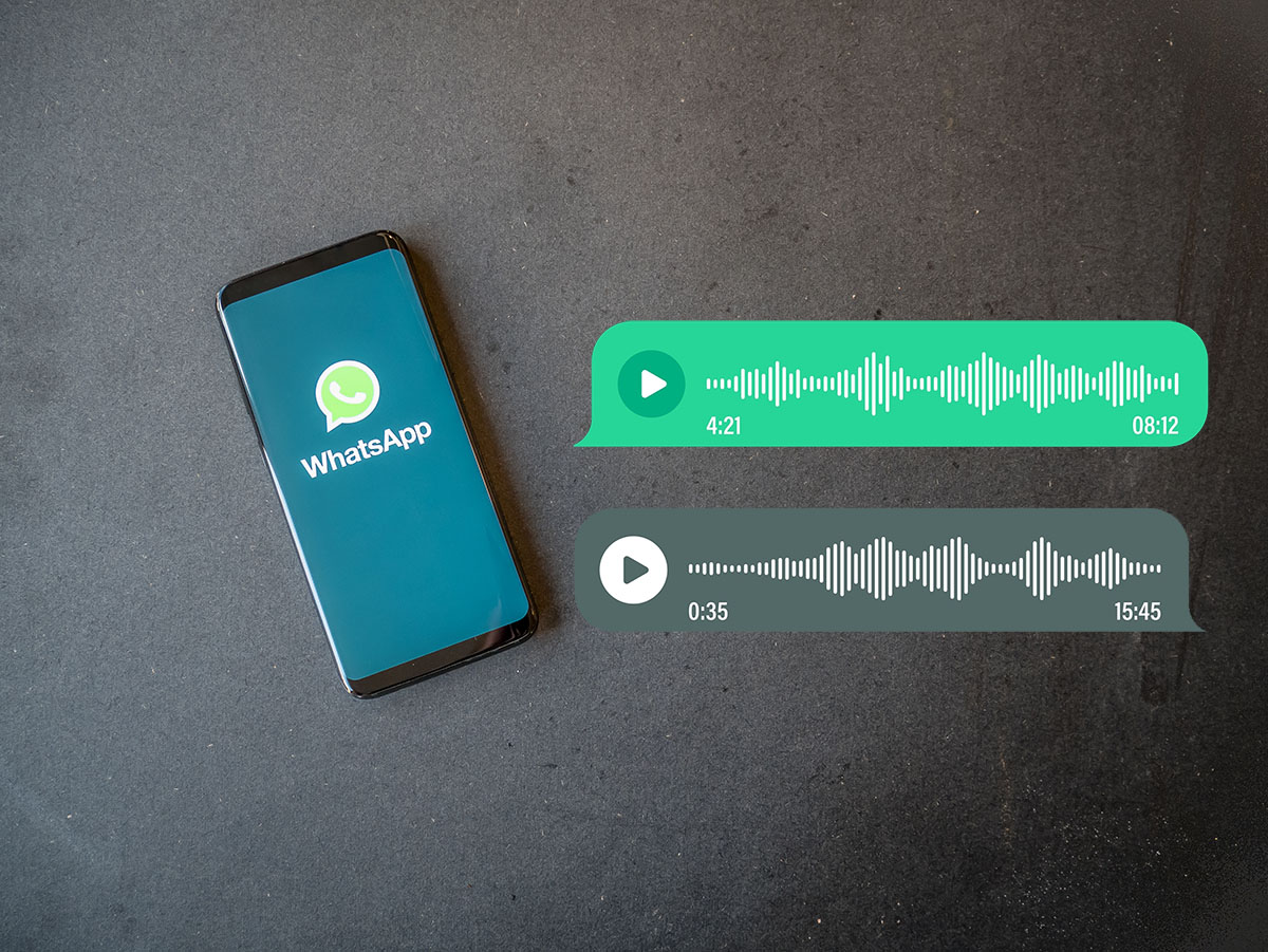 App WhatsApp na tela de um smartphone em um fundo escuro; ao lado, a ilustração de duas mensagens de áudio