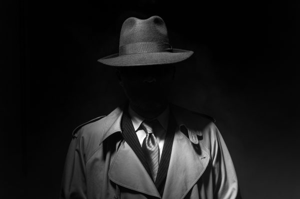 Imagem mostra um homem em uma silhueta, ilustrando um espião