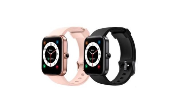 Dois smartwatches do KaBuM!, vendidos em conjunto, nas versões rosa e preta, em um kit especial para o Dia dos Namorados