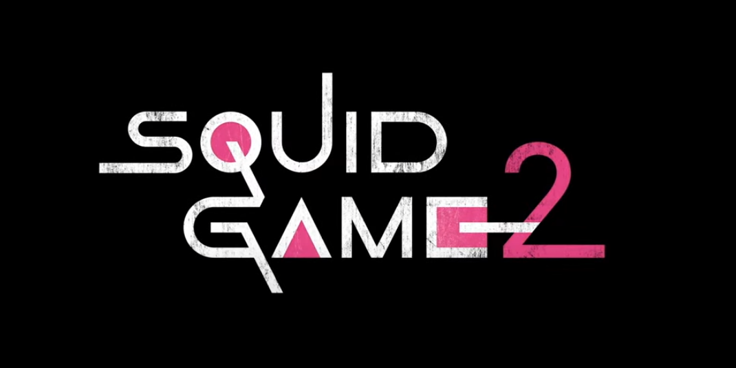 Em fundo preto aparece o texto Squid Game 2 em letras estilizadas, apresentando a temporada 2 da série da Netflix