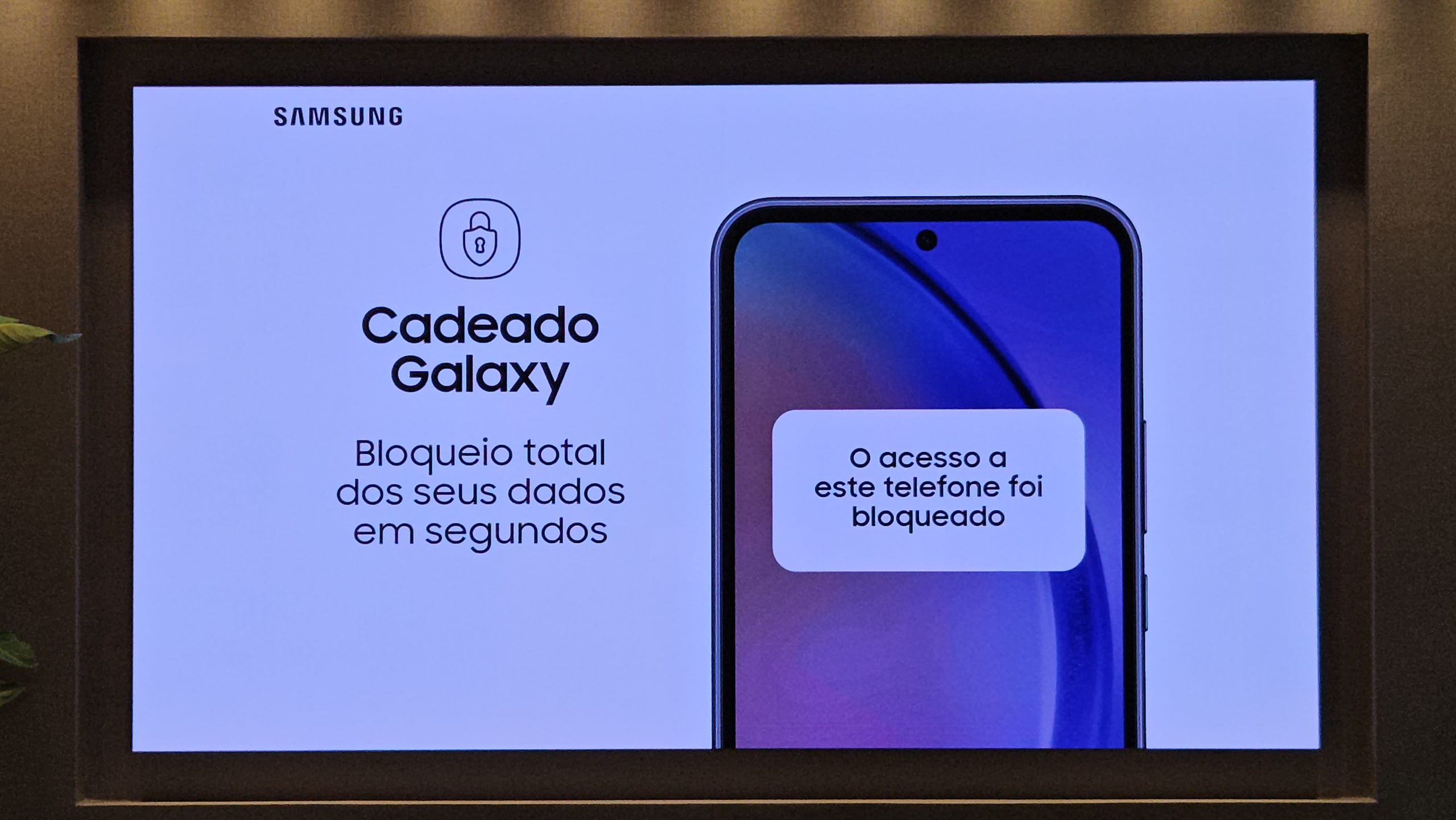 Foto mostra slide de apresentação do Cadeado Galaxy, da Samsung