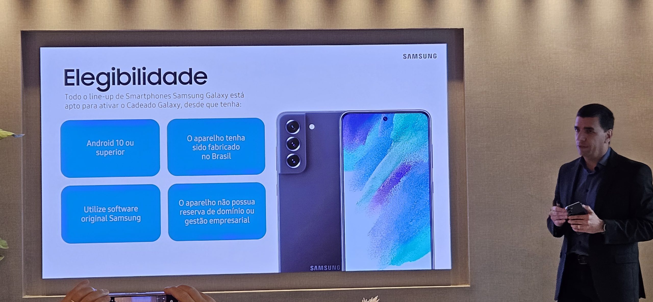 O executivo Eduardo Santos, da Samsung, apresenta o Cadeado Galaxy