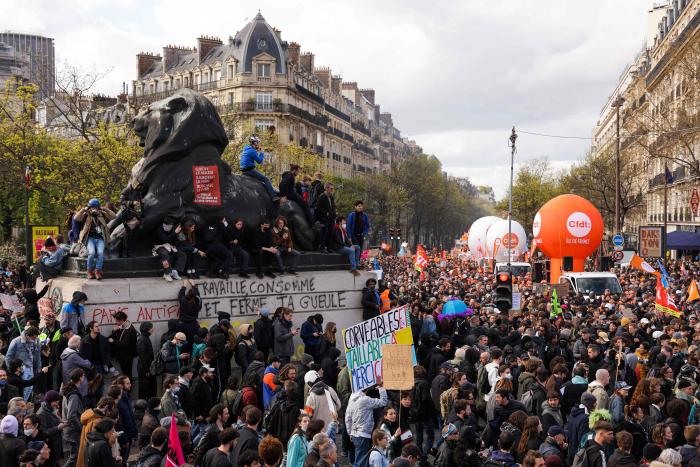 Imagem mostra cena de protestos na França