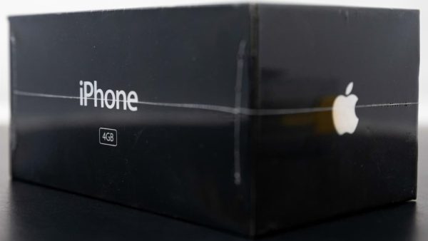 Primeiro iPhone quebra recorde em leilão vendido a quase R$ 1 milhão