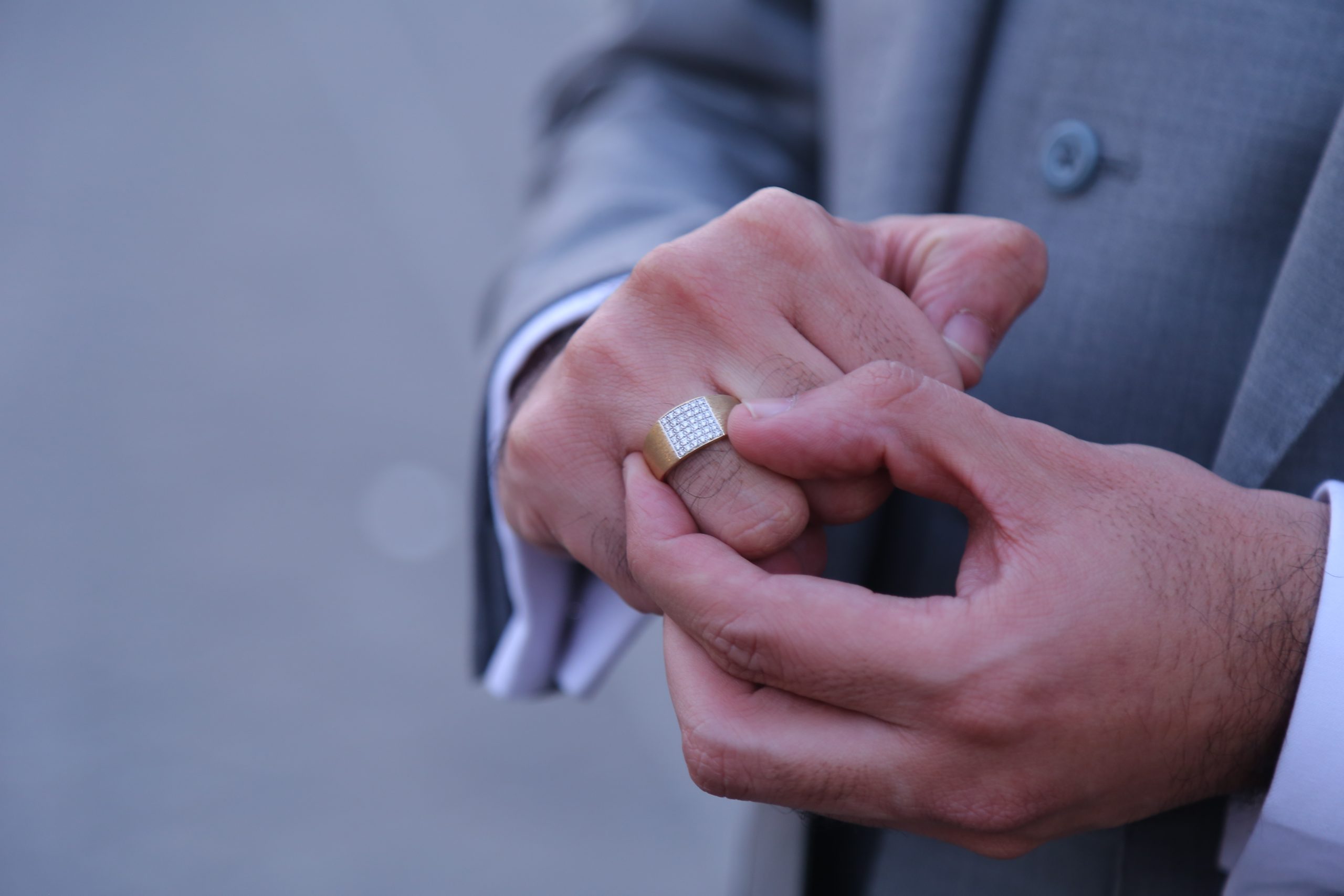 Imagem mostra um homem vestindo um anel grosso, simbolizando o Galaxy Ring