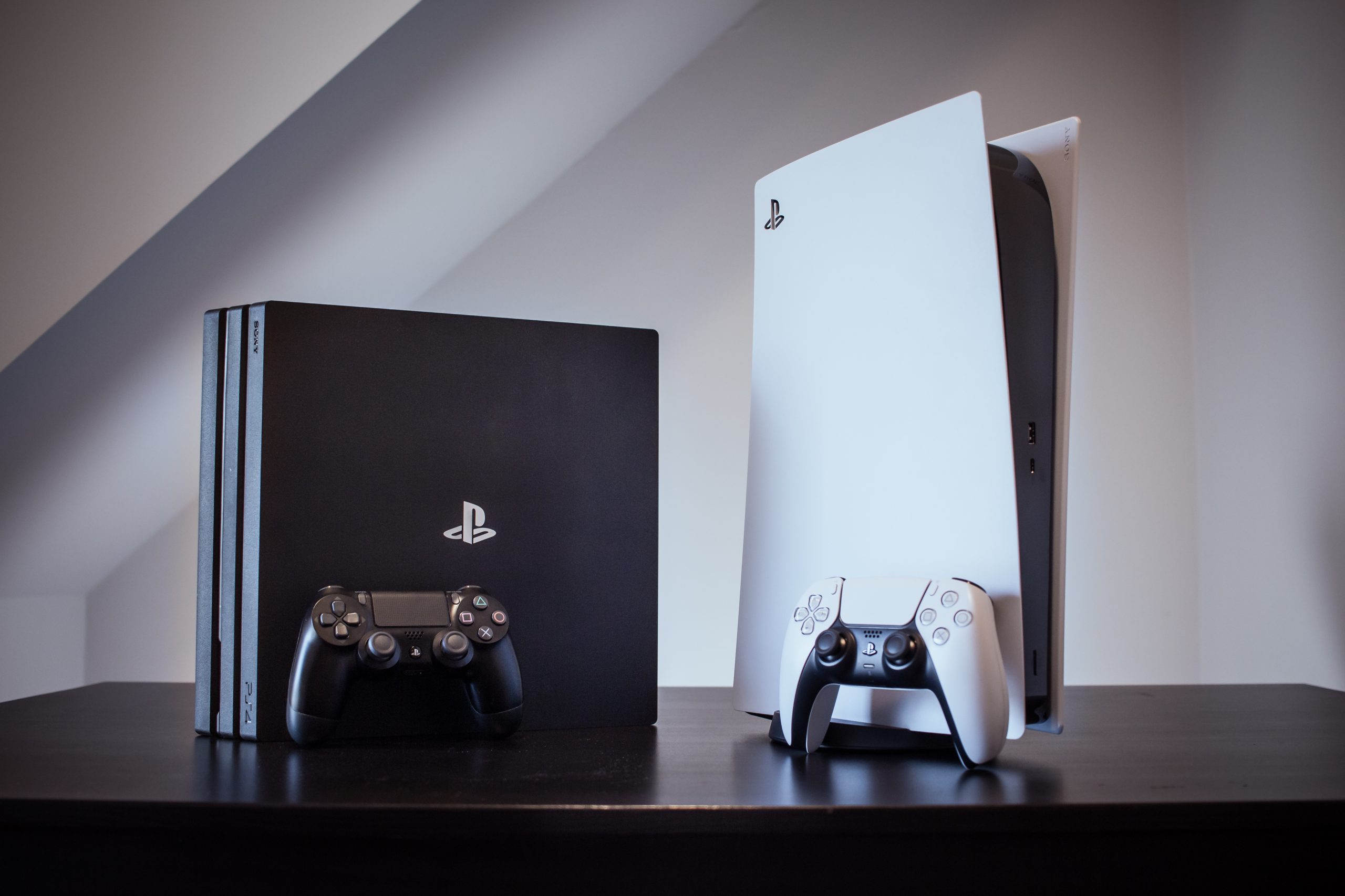 Imagem mostra o PS4 e PS5, que tiveram atualizações recentes de firmware