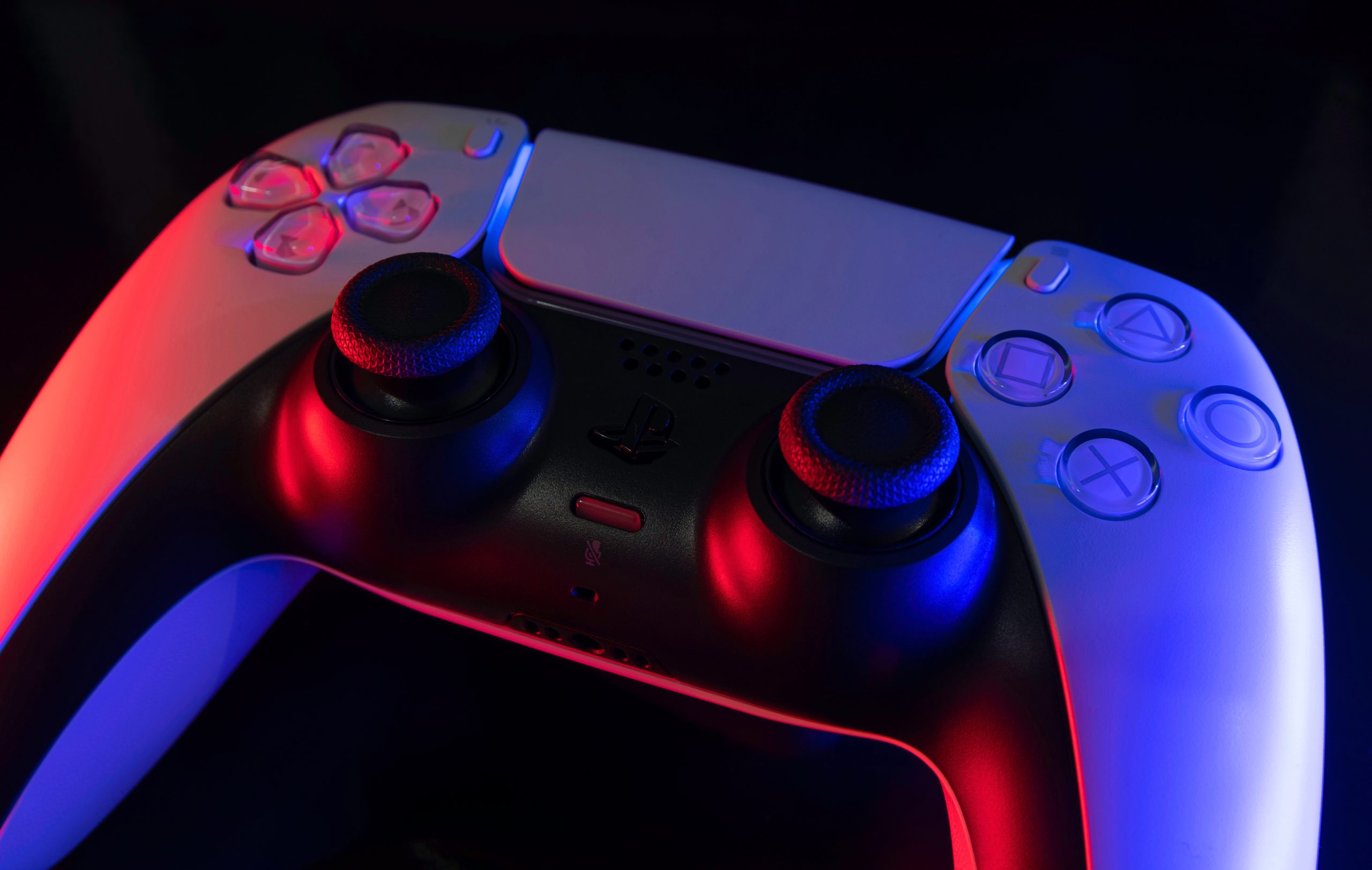 Imagem mostra o controle DualSense do PlayStation 5