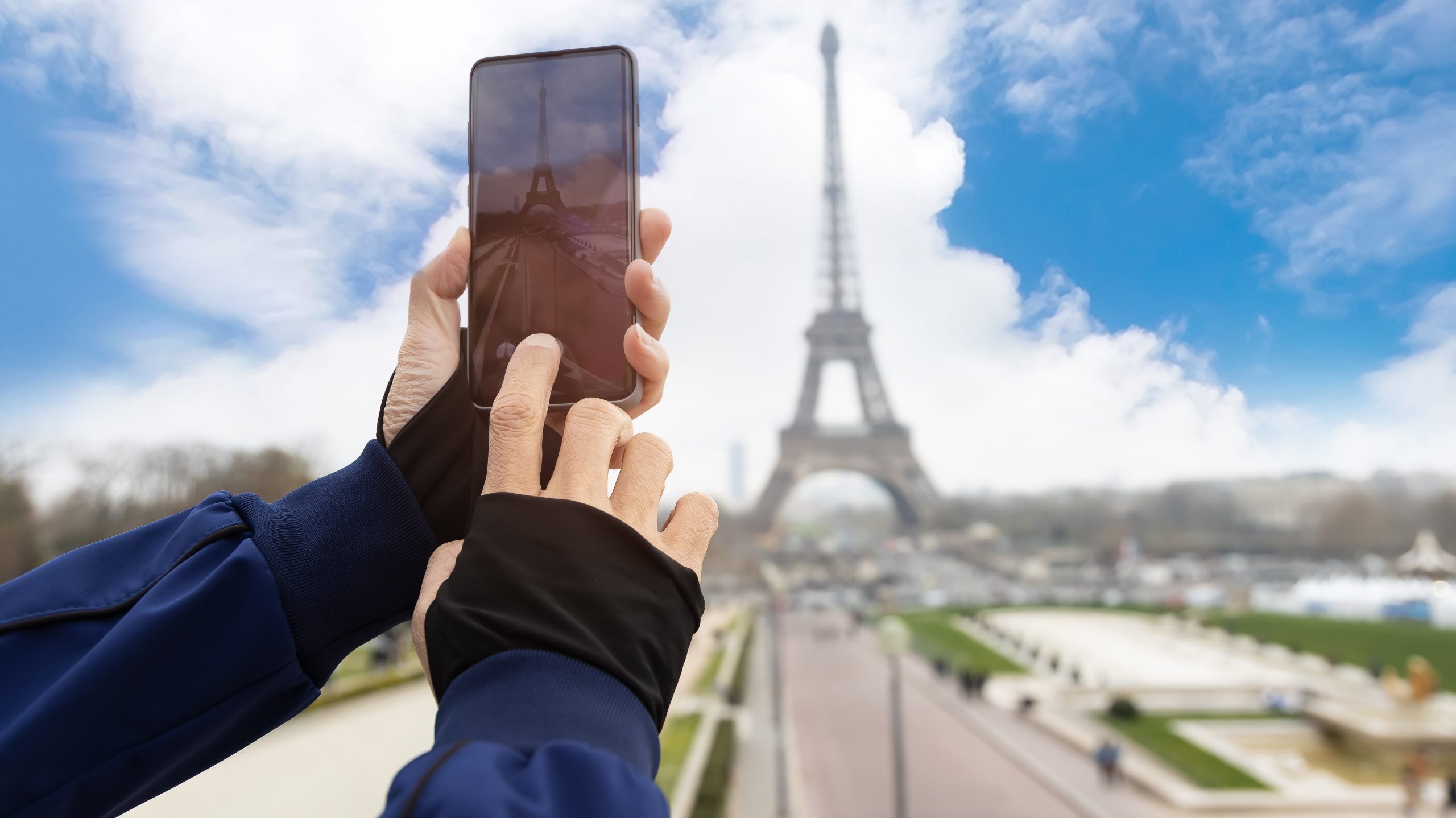 Imagem mostra um celular apontado para a Torre Eiffel na França