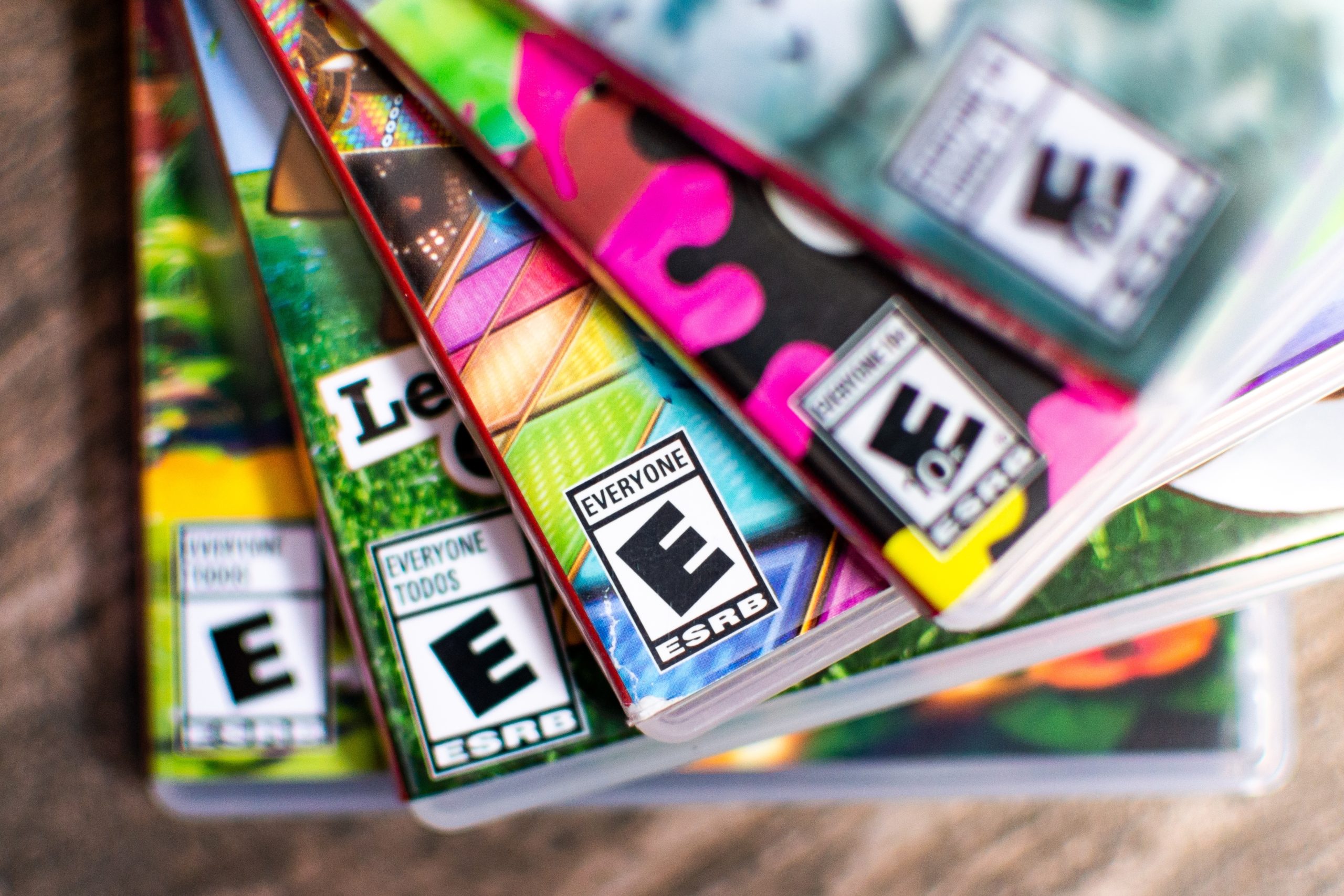 Imagem mostra diversas caixas de jogos com o logotipo da ESRB na base