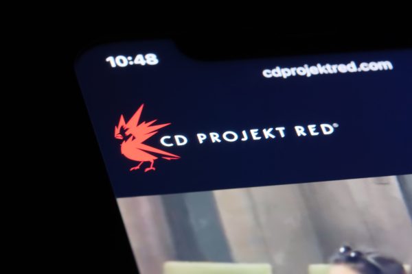 Imagem mostra banner da CD Projekt Red exibido na tela de um celular