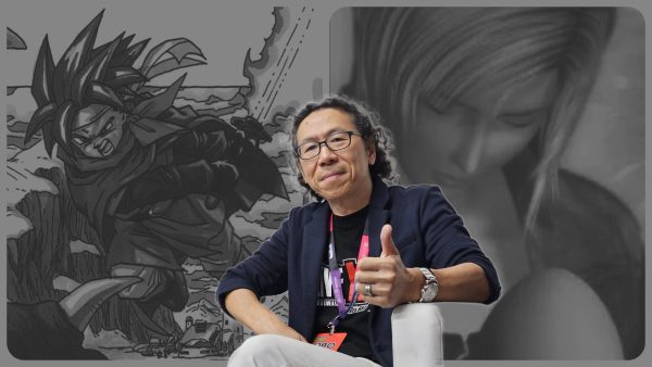 Foto mostra o diretor, designer e produtor de jogos Takashi Tokita, da Square Enix, à frente de uma montagem com Parasite Eve e Chrono Trigger