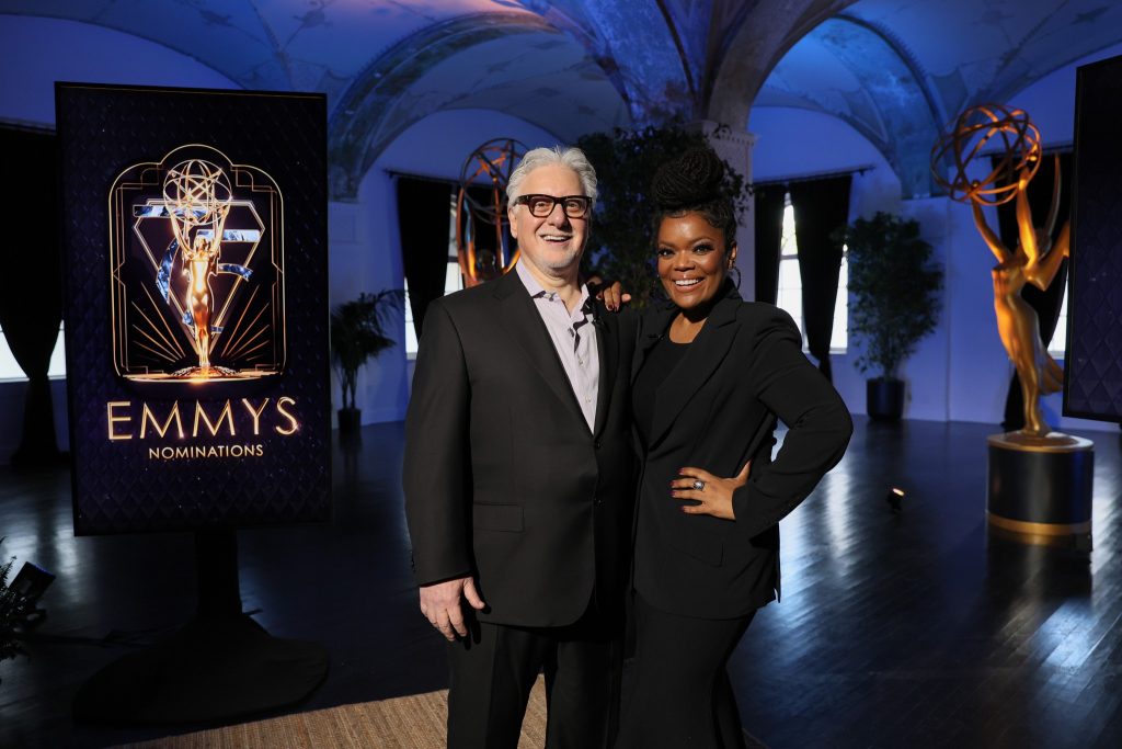 Frank Scherma e Yvette Nicole Brown, apresentadores dos indicados ao Emmy 2023 