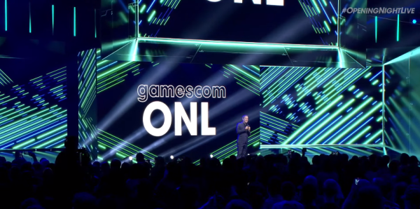 Imagem do palco da apresentação do Opening Night Live, show de abertura da conferência gamescom 2023; imagem mostra o palco com as letras ONL na tela ao fundo e o apresentador Geoff à frente, com uma plateia