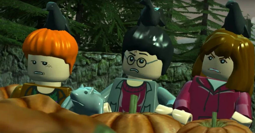 Captura de tela feita pelo site VideoGameChronicle sobre o novo game da LEGO que abraça o universo de Harry Potter; na foto uma animação em 3D estilo LEGO com os três personagens principais da saga de J.K. Rowling