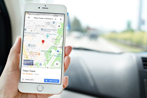 Imagem mostra um smartphone com o Google Maps na tela
