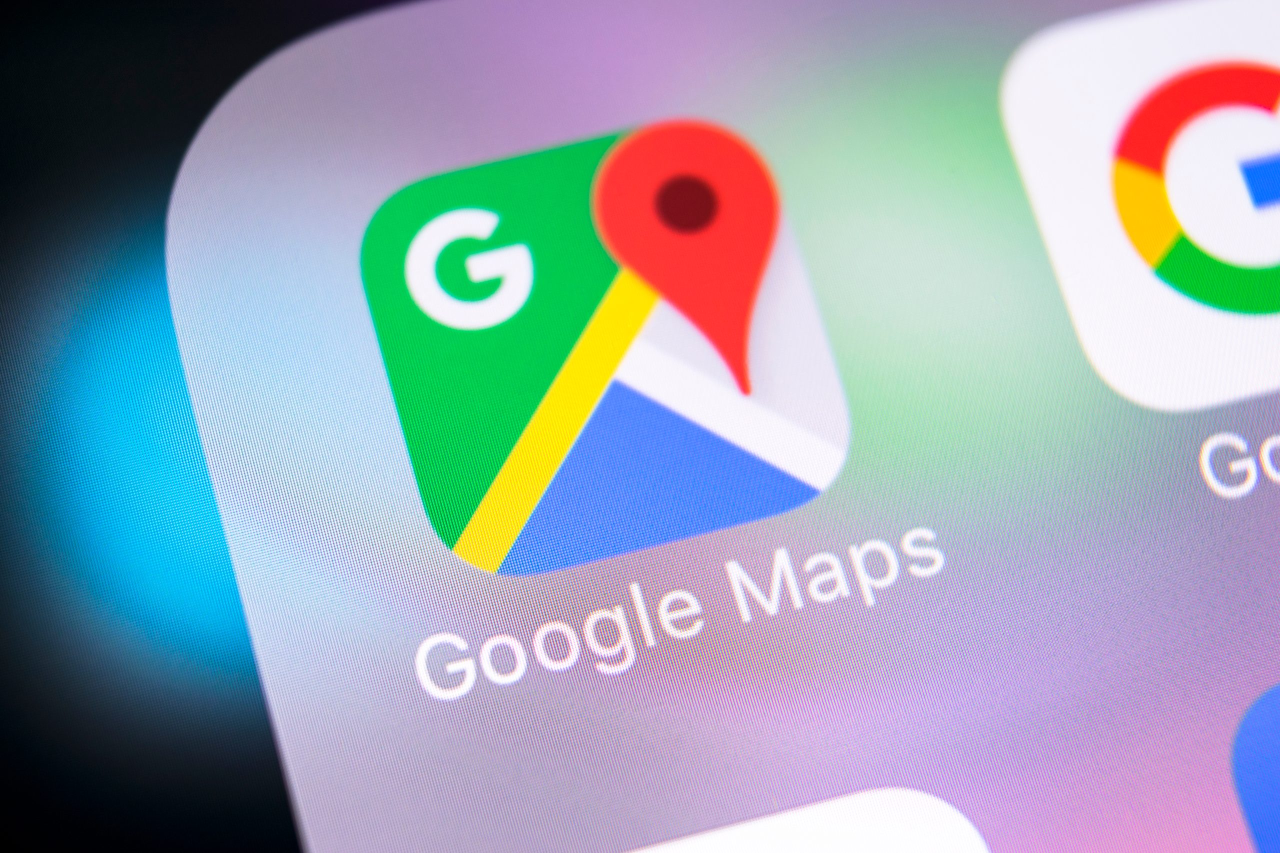 Imgem mostra o Google Maps na tela de um smartphone