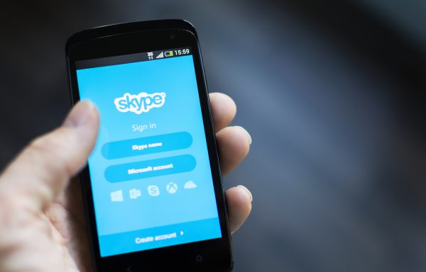 Imagem mostra o Skype aberto na tela de um smartphone