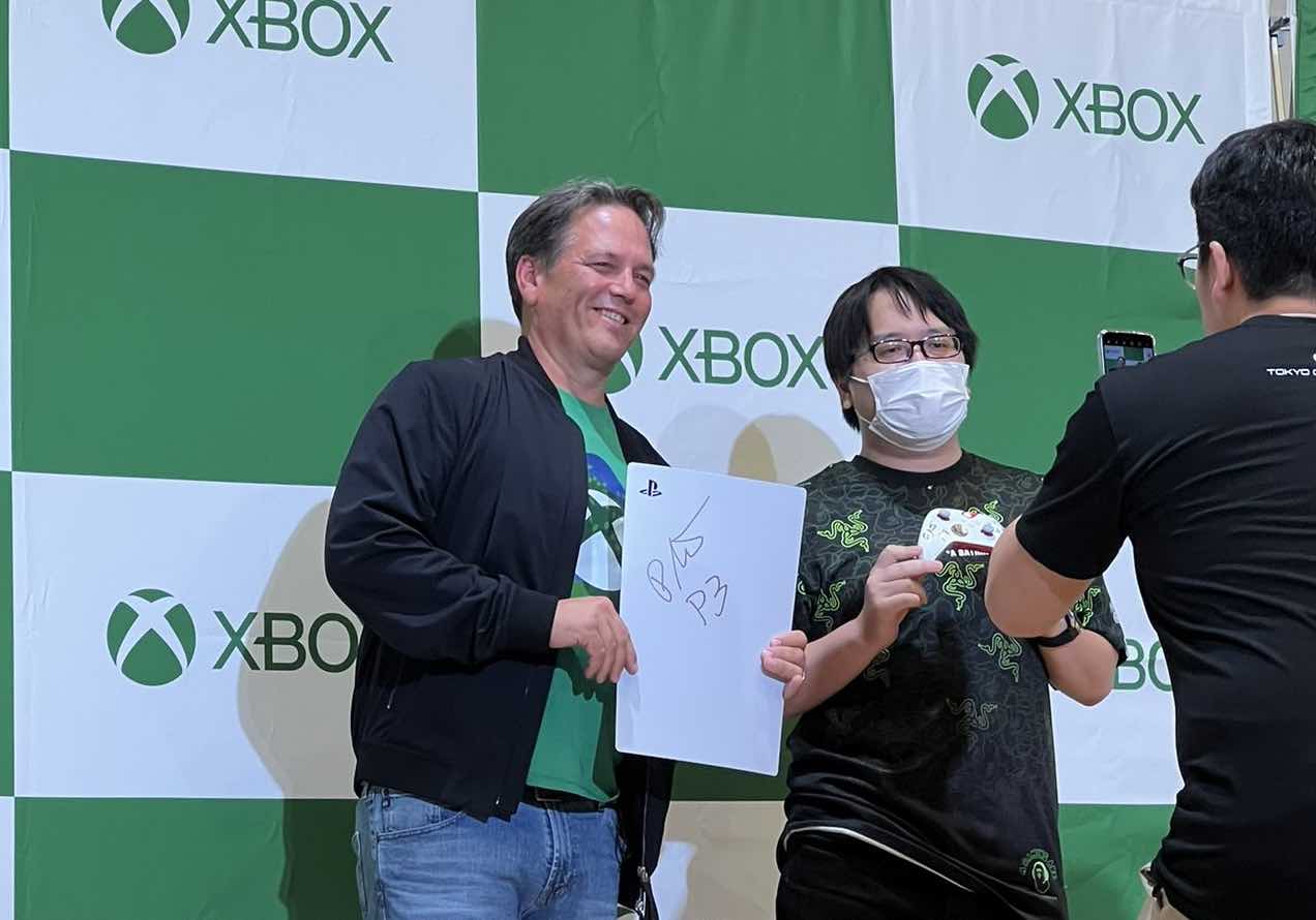 Phill Spencer, chefe do Xbox, dá autografo em um PS5