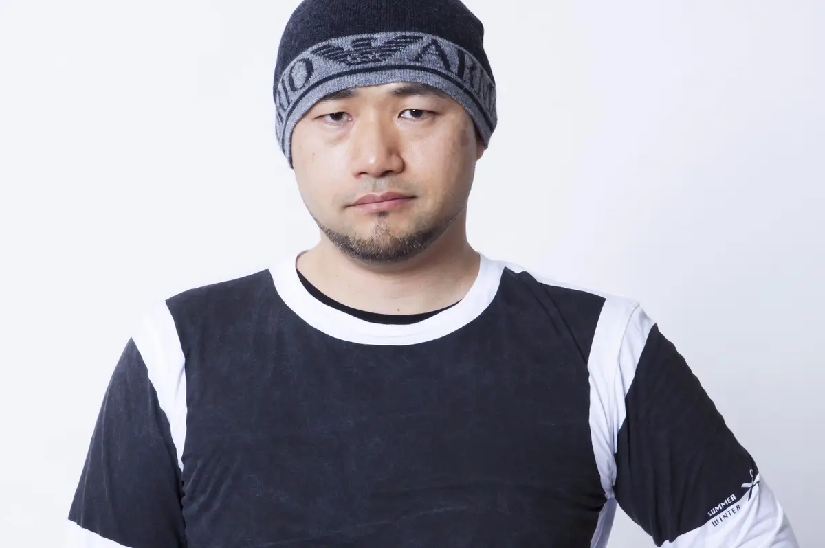 Imagem mostra o diretor de jogos Hideki Kamiya, que deixa o estúdio Platinum Games agora em outubro