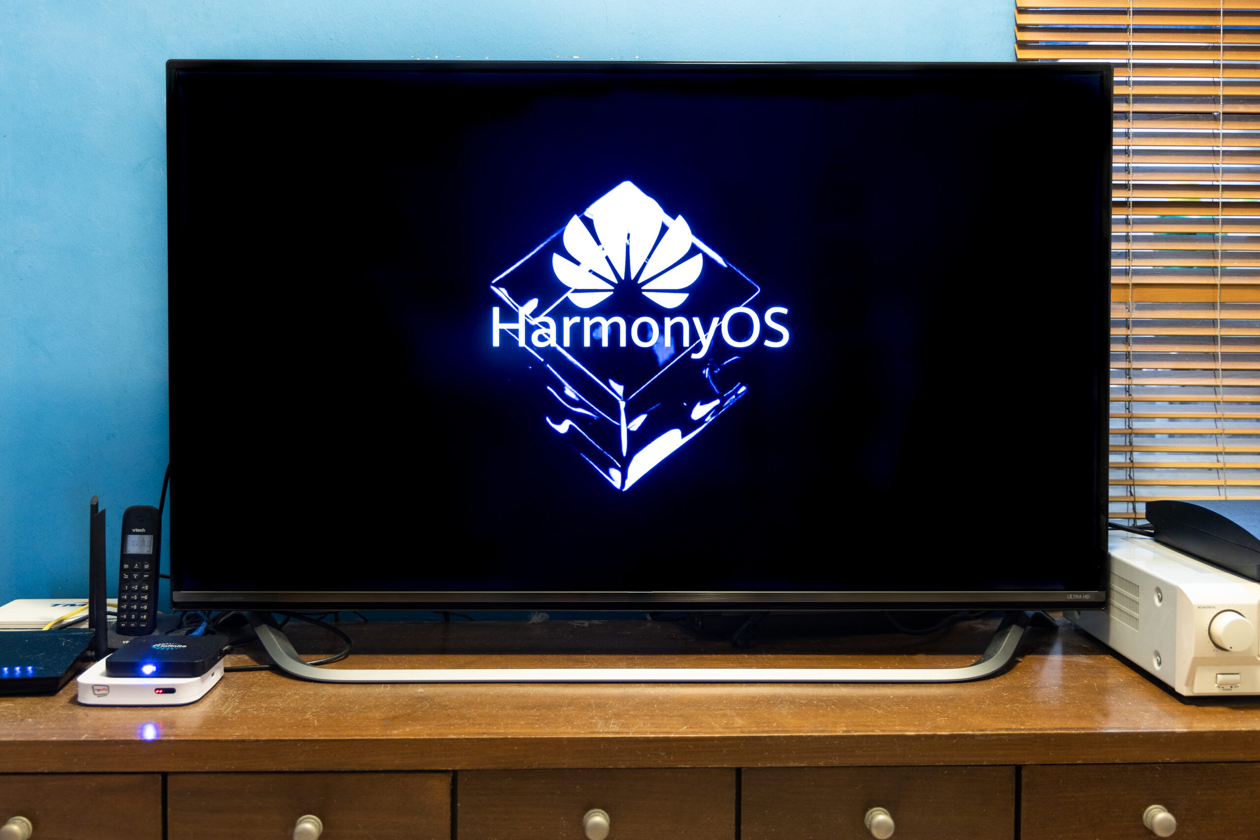 Imagem mostra o logotipo do HarmonyOS em um PC