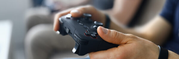 Imagem de uma pessoa segurando um controle de videogame
