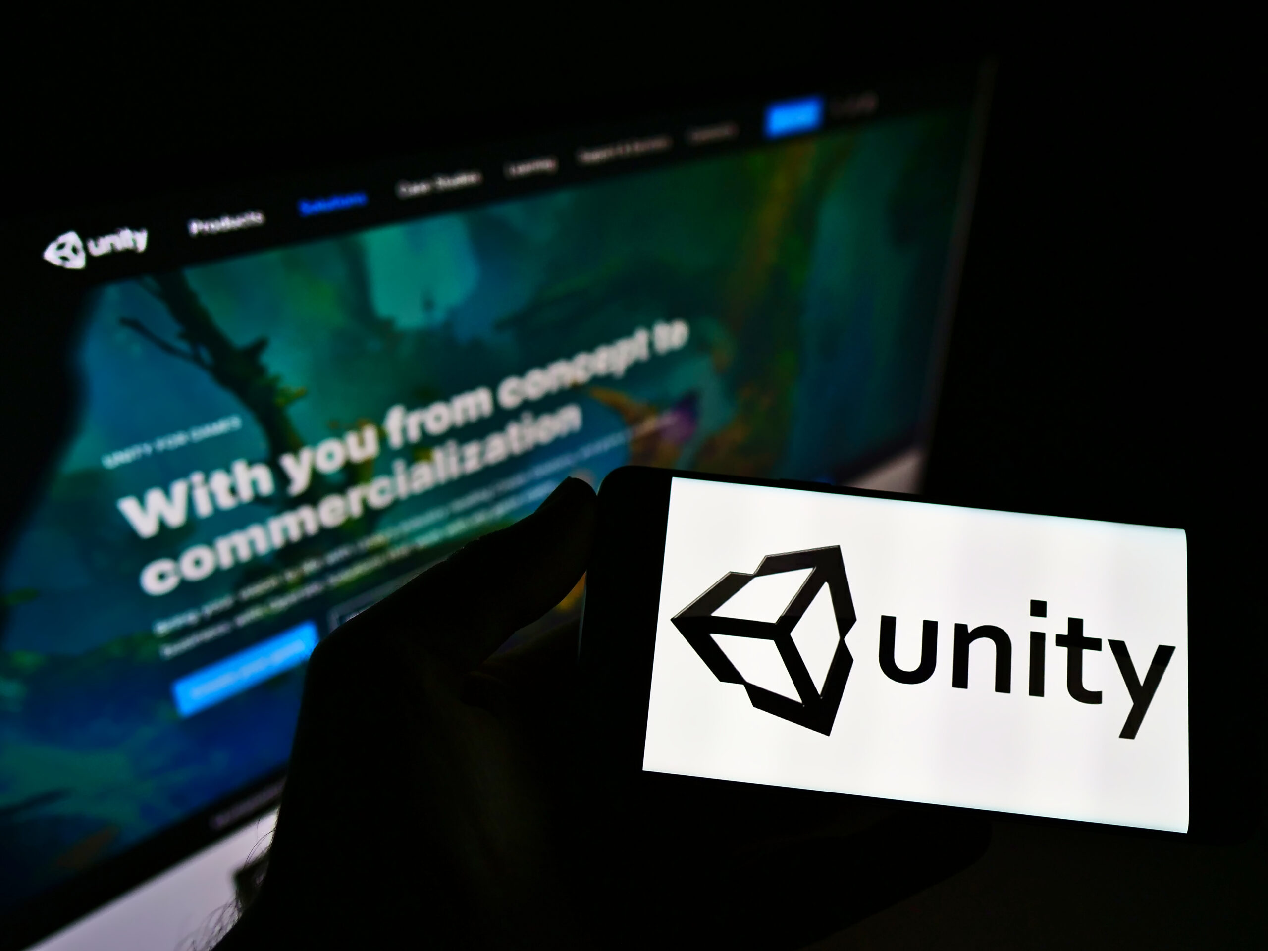 Imagem mostra logotipo da Unity em um smartphone