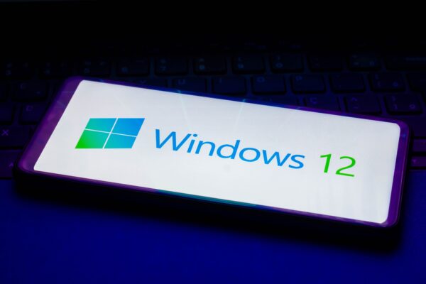 Imagem mostra o logotipo do Windows 12, da Microsoft, na tela de um celular