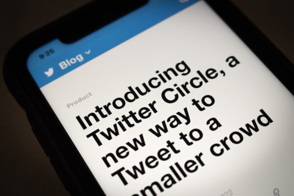 Imagem mostra smartphone com o anúncio da função "Roda" do Twitter