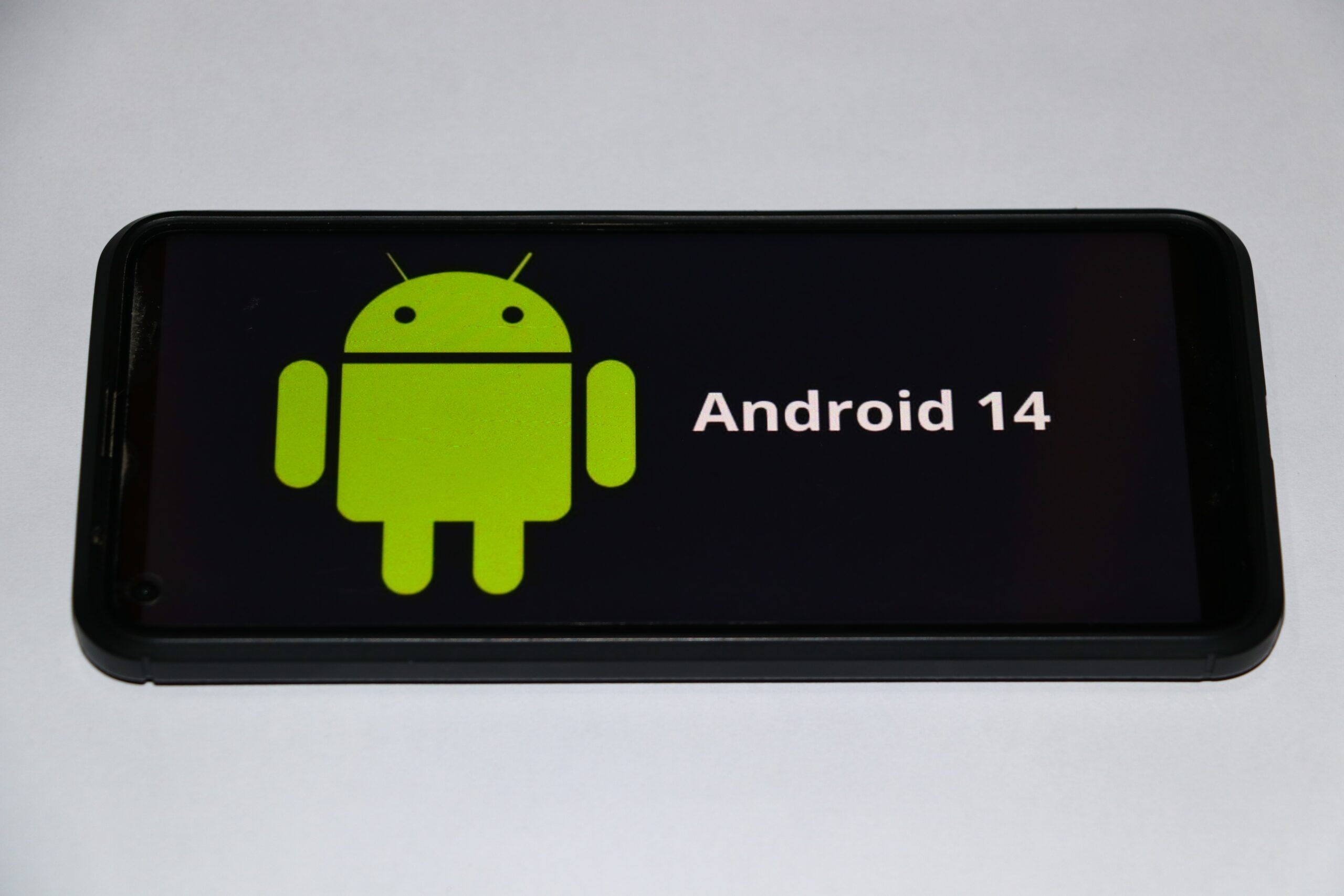 Imagem mostra um smartphone com o logotipo não oficial do Android 14