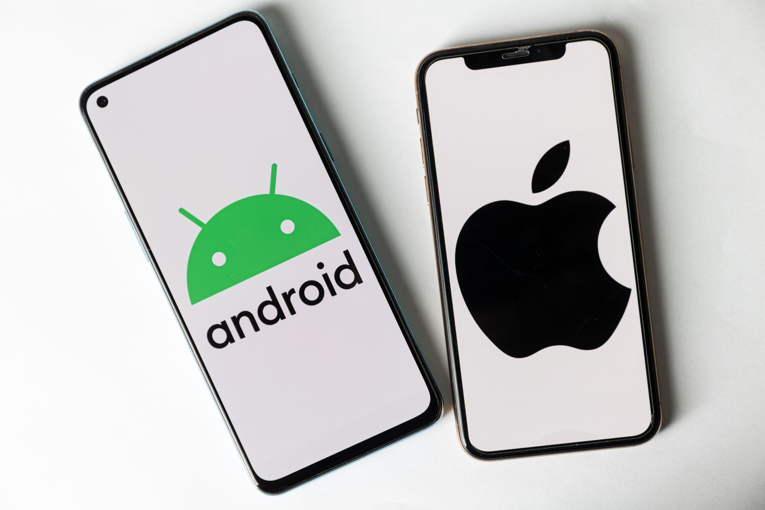 Imagem mostra o Android (Google) ao lado de um smartphone com iOS (Apple)