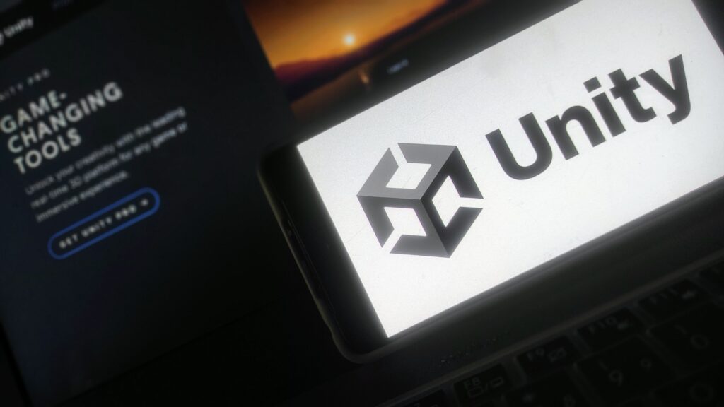 Imagem mostra logotipo da Unity na tela de um smartphone