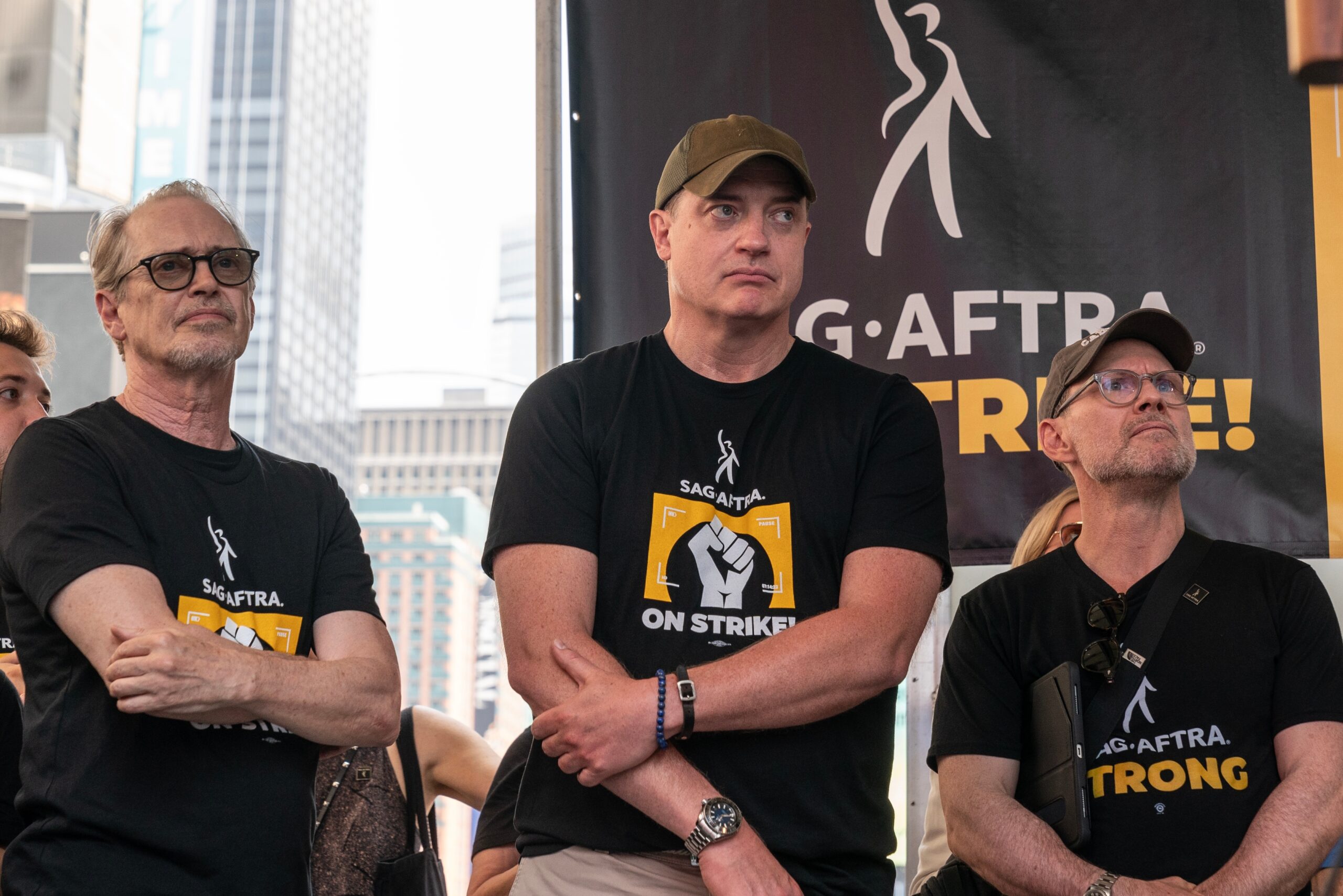 Foto mostra os atores Steve Buscemi, Brendan Fraser e Christian Slater durante piquete grevista organizado pelo SAG-AFTRA