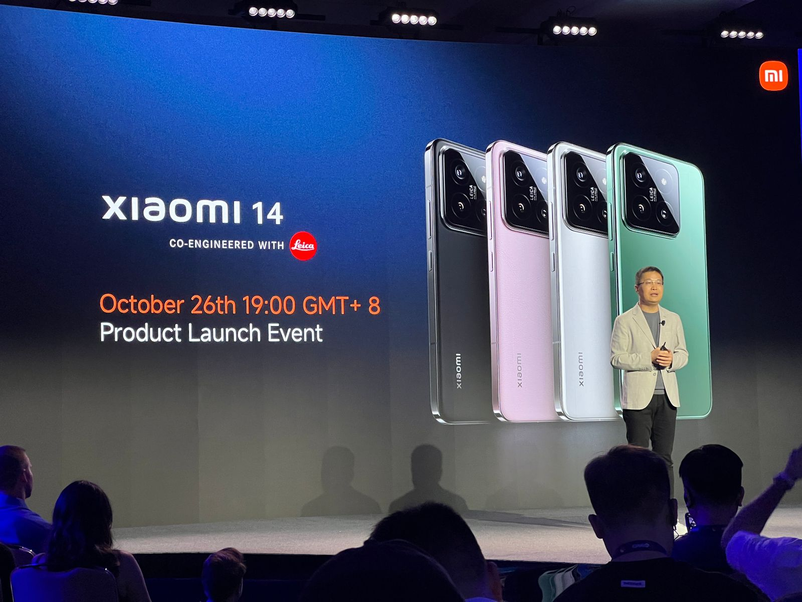 Imagem mostra o presidente da Xiaomi segurando o Xiaomi 14