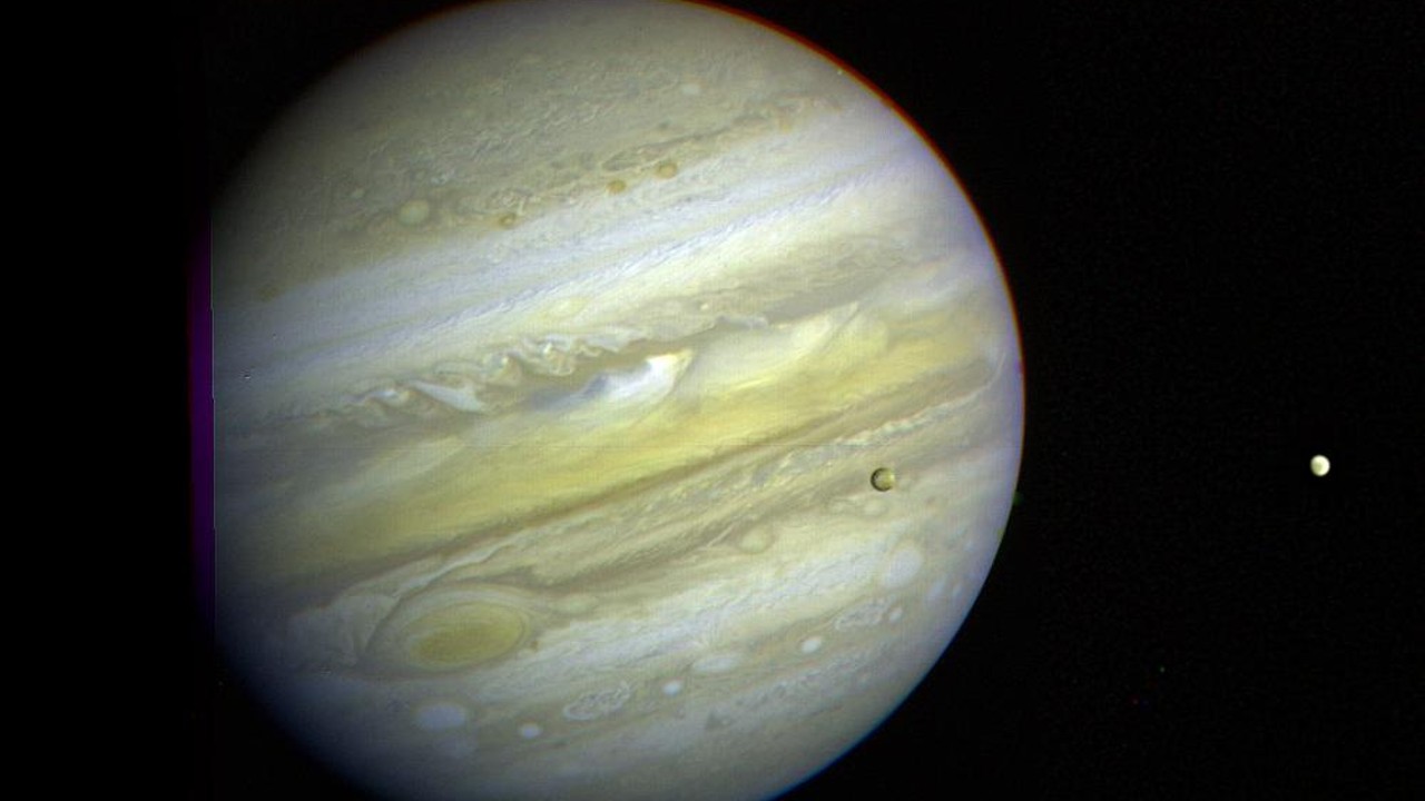 Imagem de Júpiter e três de suas luas