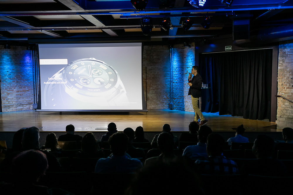 Murillo Marques, da Huawei, durante apresentação dos wearables da marca: o relógio Watch GT4 e os fones FreeBuds Pro 3 e FreeBuds SE 2; executivo está em cima de um palco e, ao lado, há um slide mostrando o novo smartwatch da empresa