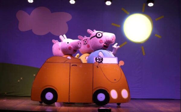 Cena com personagens da Família Pig, da porquinha Peppa, em adaptação para o teatro
