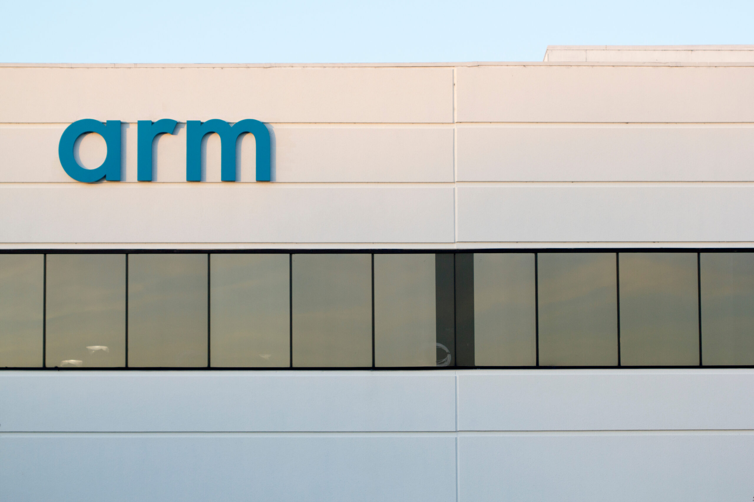Imagem mostra a fachada da ARM na Califórnia