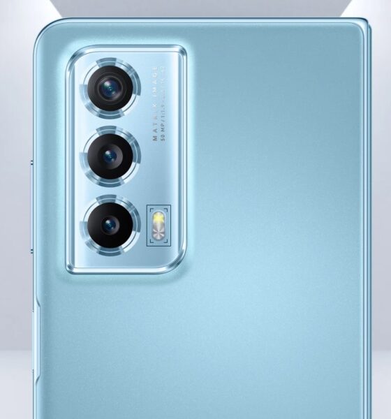 Imagem ilustrativa do smartphone dobrável Honor Magic VS2 na cor azul, fechado, dando ênfase no sistema traseiro de câmera tripla