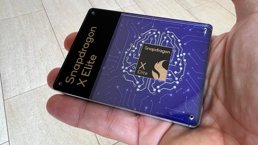 Imagem mostra mão segurando o processador Snapdragon X Elite da Qualcomm, apresentado durante o Snapdragon Summit, em outubro de 2023