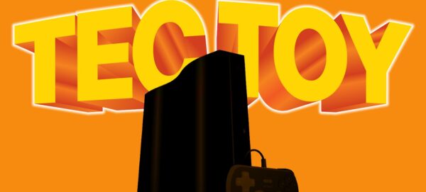 Imagem mostra a logomarca da TecToy atrás de um console Zeebo, sombreado e escurecido