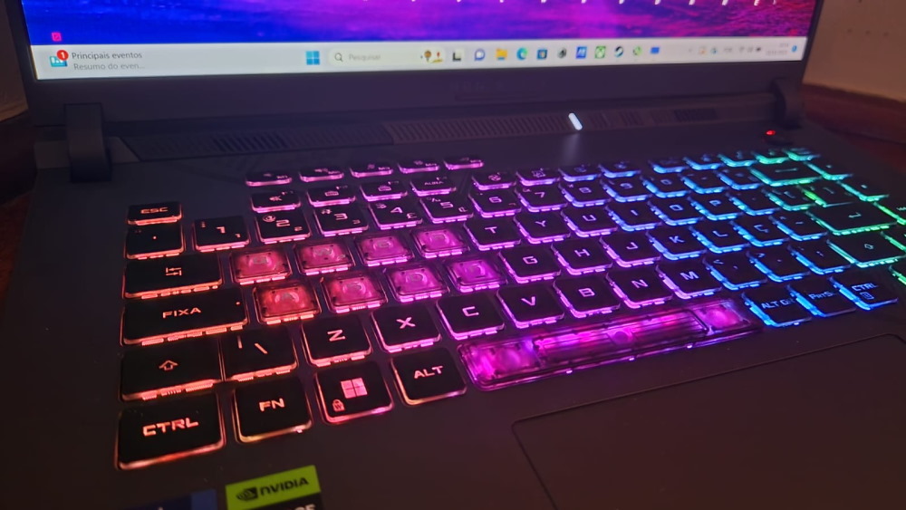 Asus ROG Strix G16 - teclado e trackpad