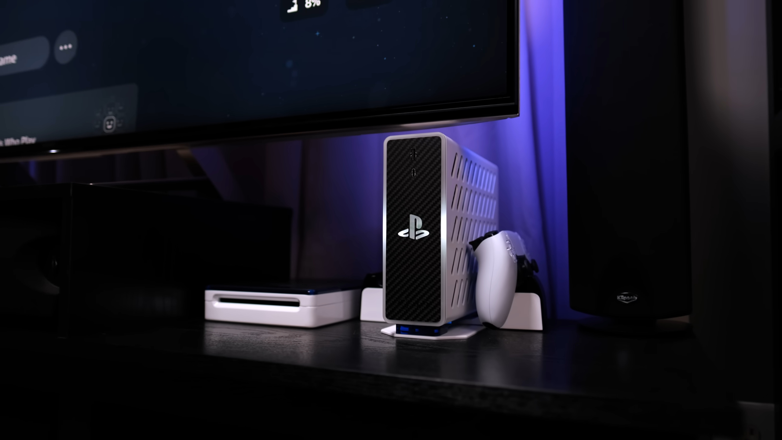 Imagem de um PlayStation 5 customizado para ser ainda menor que o oficial "Slim"