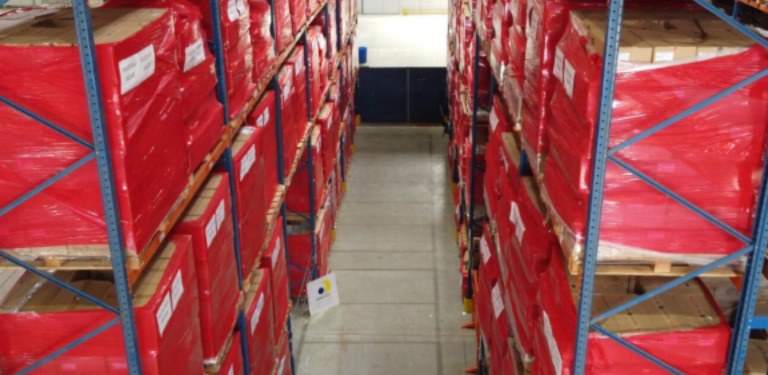 Imagem mostra caixas lacradas com produtos apreendidos em uma ação de fiscalização e combate à pirataria feita pela Anatel dentro do centro de distribuição da Multilaser em Minas Gerais - Imagem: Anatel