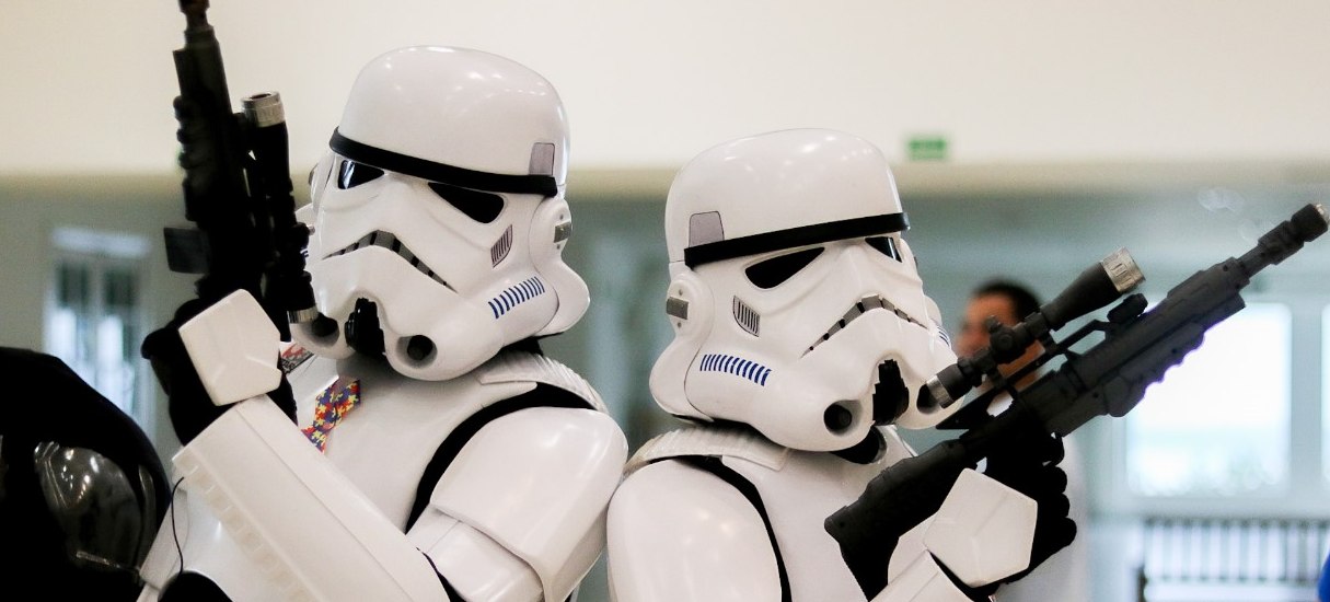 Duas pessoas vestidas de stormtroopers, os soldados tropa de base do Império de Star Wars, para ilustrar o concurso de cosplay que acontece durante o POW Festival 2023