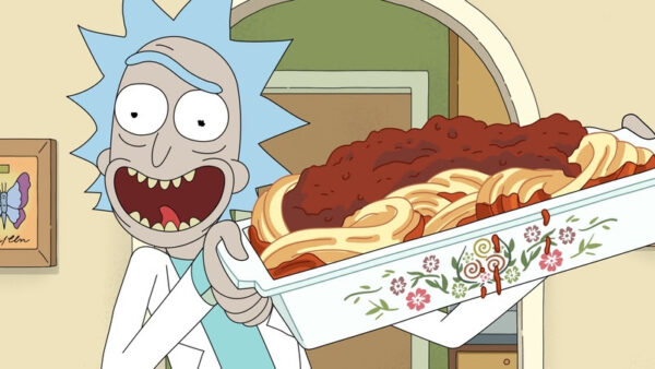 Cena da série Rick & Morty, parte da programação do novo canal da HBO Max, o Adult Swin; na imagem, o personagem Rick aparece segurando uma travessa repleta com macarronada e molho bolonhesa